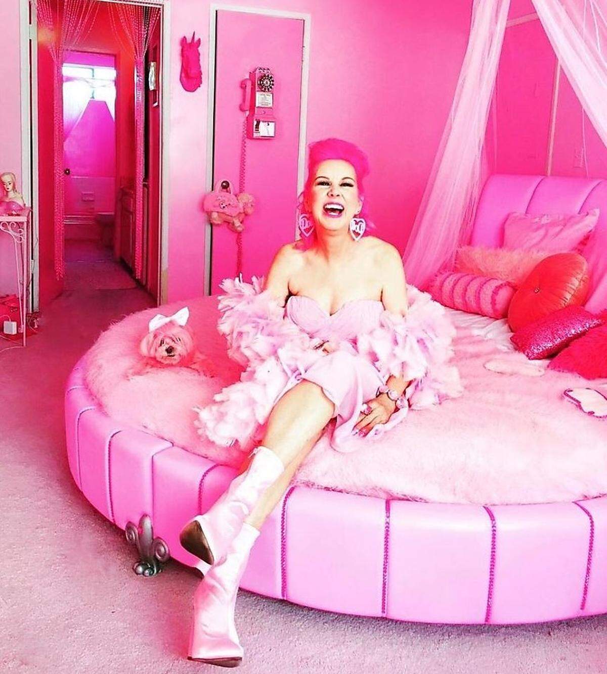 Die pinke Perfektion hat Kitten Kay Sera mittlerweile den Spitznamen "The Pink Lady of Hollywood" eingebracht.