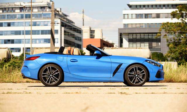 Nicht ganz leichte, aber doch mustergültige Ausführung eines Roadsters: BMW Z4 20i; in Österreich gebaut, hier in schönem Misano-blau.