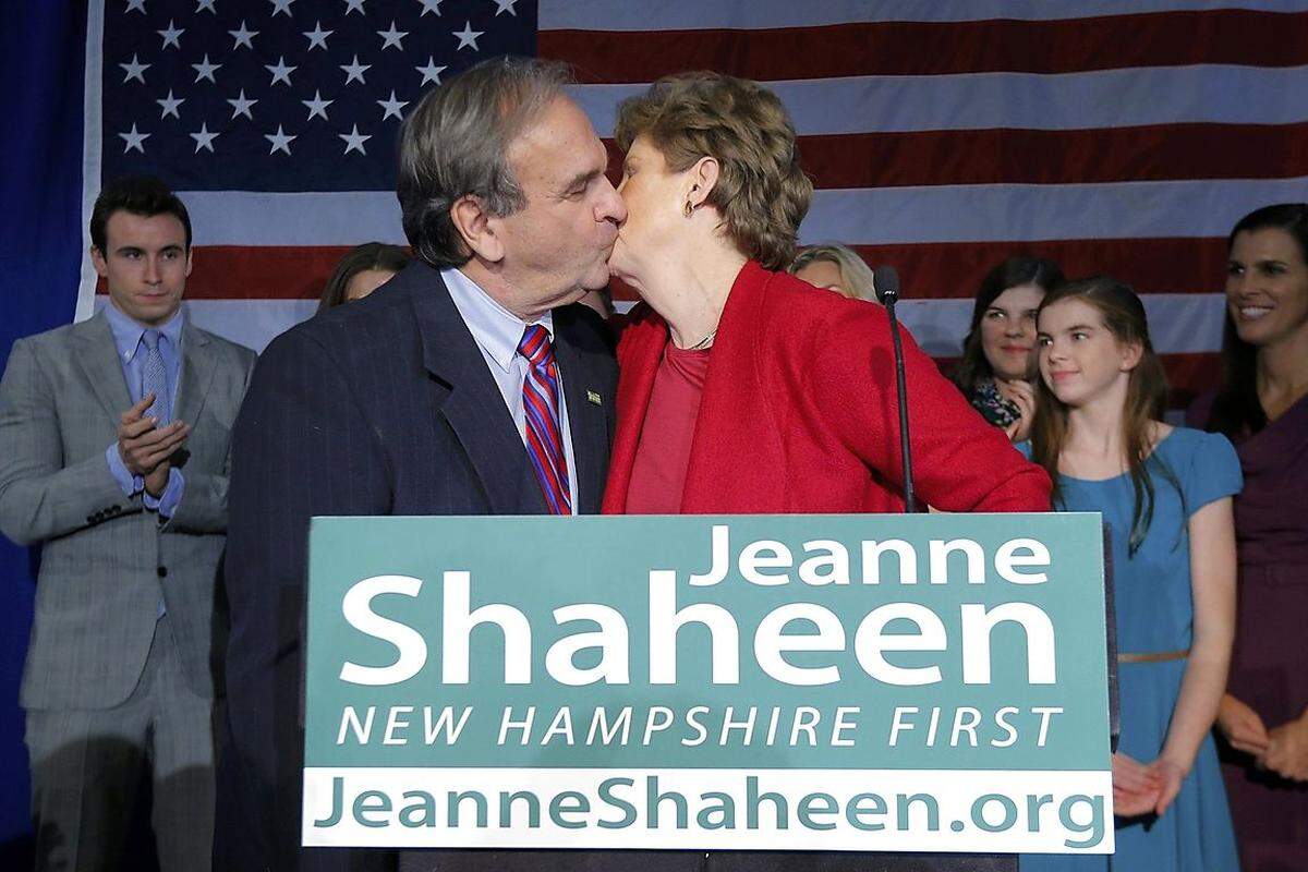 Auch das Rennen in New Hampshire war knapp. Doch dort konnten sich - ein kleines Trostpflaster für die Partei an diesem Wahltag  - die Demokraten durchsetzen. Die amtierende Senatorin Jeanne Shaheen konnte die Anfechtung durch ihren republikanischen Herausforderer Scott Brown abwehren. Brown wurde dadurch bekannt, dass er nach dem Tod des legendären Demokraten Ted Kennedy dessen Senatssitz in Massachusetts eroberte, aber schon nach zwei Jahren wieder abgewählt wurde. Auch damals verlor er gegen eine Frau: Die prominente Demokratin Elizabeth Warren.