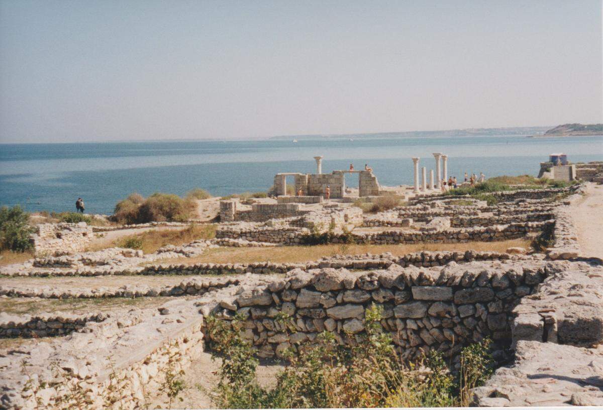 Ab dem 7. Jahrhundert v. Chr. kamen griechische Kolonisten. Sie gründeten unter anderem (etwa ab 422 v. Chr.) Kalamita (das heutige Sewastopol) und Chersones, dessen Ruinen (s. Foto) sind im Südwesten des Stadtgebietes am Meer.