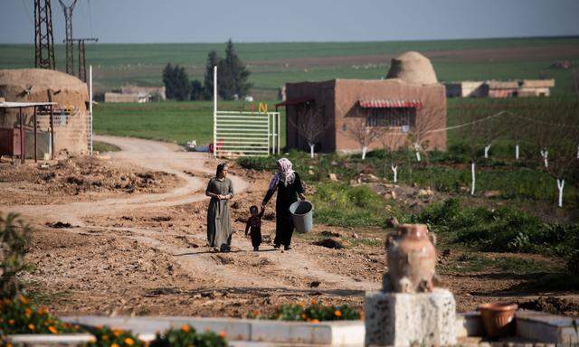 Blick in einen Teil des Dorfs der Frauen im kurdischen Nordsyrien.