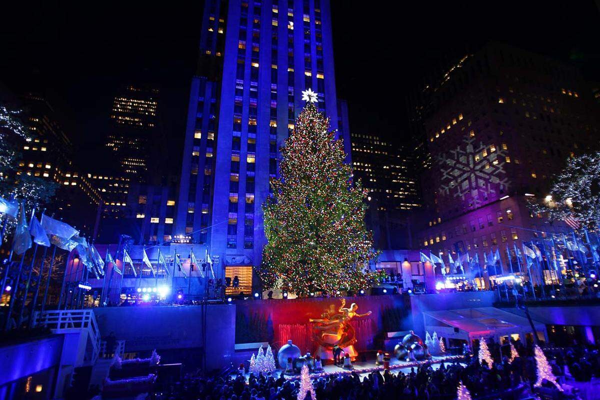 Mit dem traditionellen Anzünden der Lichter am Christbaum vor dem Rockefeller Center ist New York in die Weihnachtssaison gestartet.