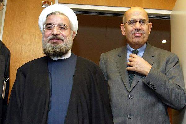 Einigung zwischen der EU und Teheran: Der Iran akzeptiert die Anwendung des Zusatzprotokolls zum NPT (Atomwaffensperrvertrag). Dieses erlaubt der Internationalen Atomenergiebehörde (IAEO/IAEA) unangemeldete Inspektionen. Im Bild: Der damalige Atomverhandler und heutige iranische Präsident Hassan Rohani (li.) mit dem damaligen Chef der IAEO, Mohamed el Baradei bei einem Treffen in der Wiener UNO-City im November 2003.