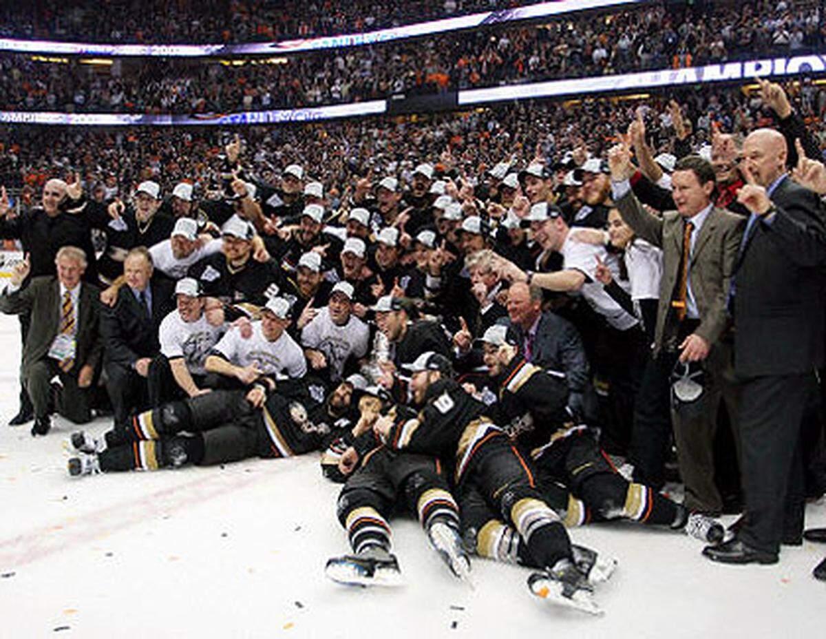 7. Juni: Der Stanley-Cup-Sieger 2007 heißt Anaheim Ducks. Die Kalifornier entscheiden die Finalserie um die begehrte Trophäe der nordamerikanischen Eishockey-Profiliga (NHL) gegen die Ottawa Senators 4:1 für sich.