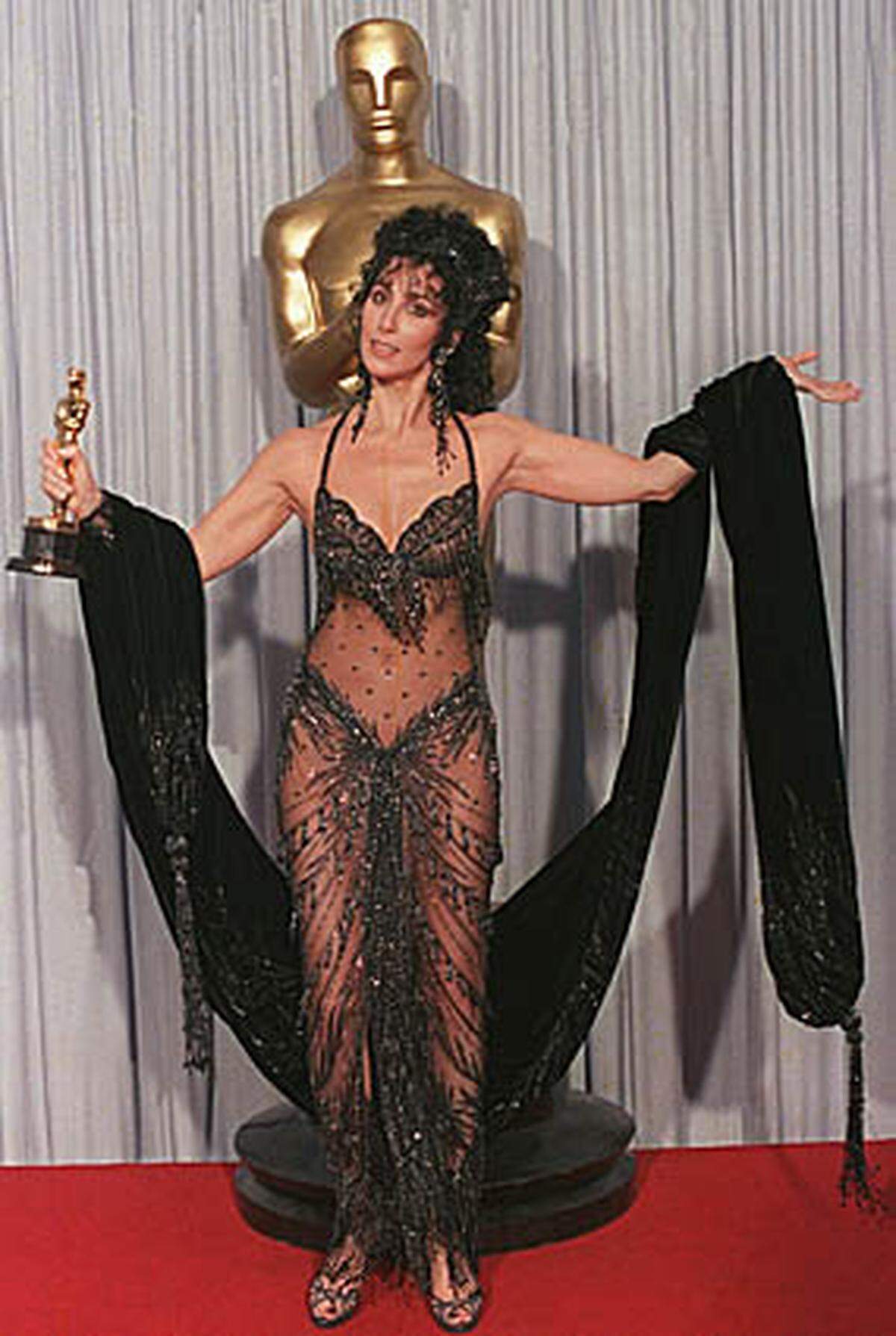 Als Cher zwei Jahre später für "Mondsüchtig" tatsächlich einen Oscar als Schauspielerin gewann, hatte sie ein wenig mehr Stoff am Leib. Ihrer Vorliebe für transparente (Nicht-)Kleider ist sie treu geblieben, selbst ...