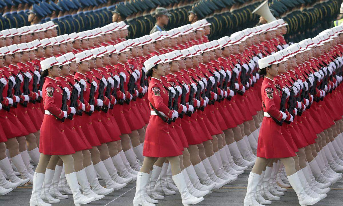 Mit der größten Waffenschau ihrer Geschichte hat die Volksrepublik China ihren 70. Gründungstag gefeiert. An der riesigen Militärparade am 1. Oktober am Platz des Himmlischen Friedens in Peking nahmen 15.000 Soldaten, mehr als 160 Flugzeuge und 580 Panzer und Waffensysteme teil, darunter auch nuklear bestückbare Interkontinentalraketen.