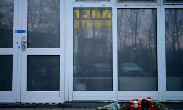 Drei Frauen sind am 23. Februar in einem Bordell in Wien-Brigittenau tot aufgefunden worden. Im Bild: Kerzen und Blumen vor der polizeilich versiegelten Eingangstür am Tatort.