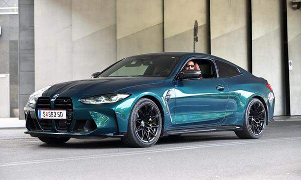 Die schöne Farbe des M4 Coupés (Boston Green) regt zum Vergleich an; warum nicht mit Aston Martin? Rein funktionell herrscht Gleichstand. 