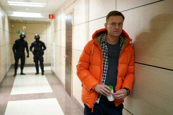 Nawalny 2019 vor Büros seiner Anti-Korruptions-Agentur FBK in Moskau.