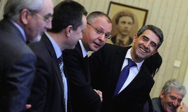Präsident Rosen Plevneliev (2. v. r.) begrüßt den Chef der sozialistischen Partei, Sergei Sanishev (Mitte), zu Gesprächen.