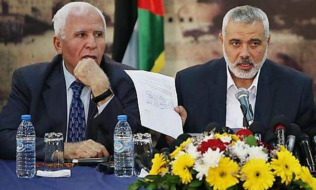 Hamas-Führer Ismail Haniyeh zeigt die Einigung mit der Fatah; links deren Vertreter Asam al-Ahmed