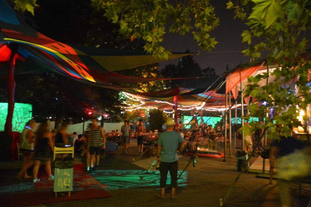 Beliebt wie jedes Jahr: Das "Chill-Out-Tent". Mit Wasserpfeife, Matetee und ruhigen Klängen konnte der Festivalgänger den Tag Revue passieren lassen oder sich vor dem Abendprogramm ausruhen.
