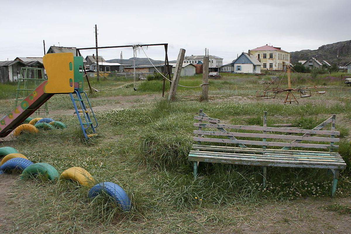 Ein Kinderspielplatz in Teriberka.