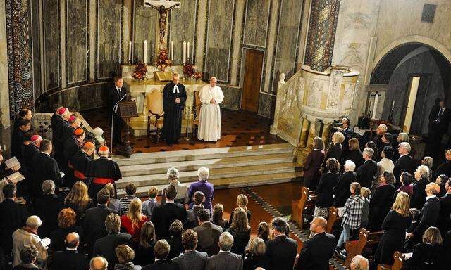 Papst Franziskus hat am Sonntag 15 11 2015 die evangelisch lutherische Christuskirche in Rom