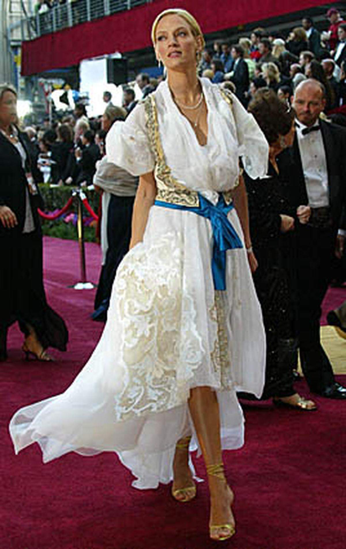 Auch Uma Thurman ist eine Wiederholungstäterin, denn was soll das sein? Ein Bademantel? Ein Kimono?