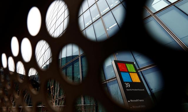 Microsoft will bei OpenAI nach einem Milliardeninvestment dem Vernehmen nach mehr in den Hintergrund treten.