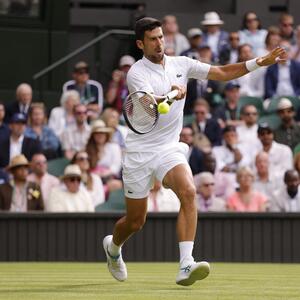 Novak Djokovic startet standesgemäß mit einem Sieg.
