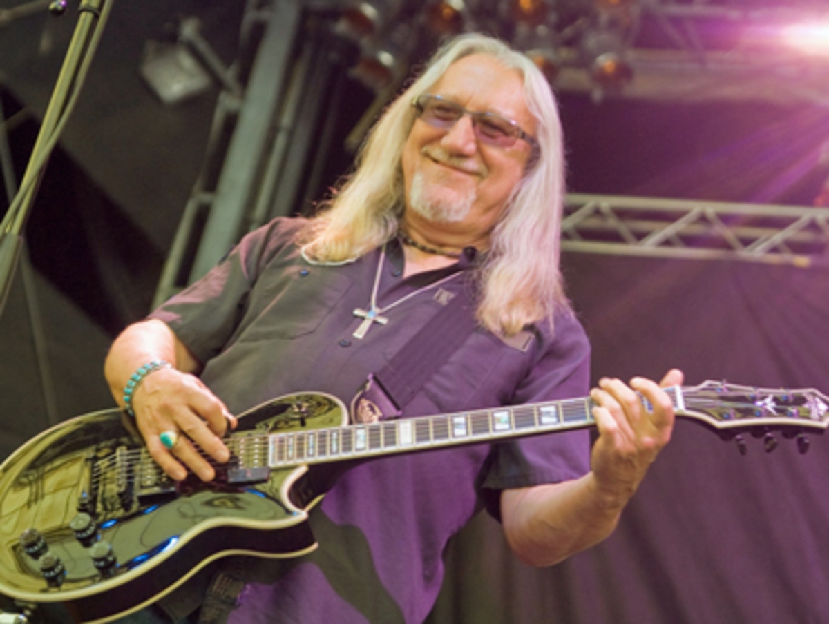 ... obschon Uriah Heep eine Ausnahme sind: Sie veröffentlichten nach zehnjähriger Pause erst 2008 ihr jüngstes Album, "Wake the sleeper". Von der Urbesetzung ist zwar nur noch Gitarrist/Komponist Mick Box übrig, jedoch hat man bei den Briten den Eindruck, dass sie seit 40 Jahren gemeinsam rocken.