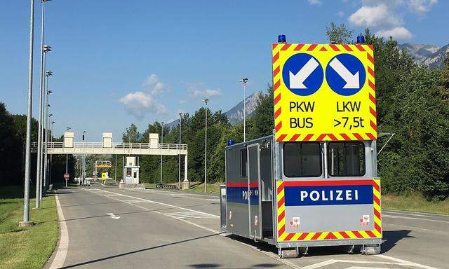 Der Polizei stehen zur Regelung der Blockabfertigung neue Container zur Verfügung.