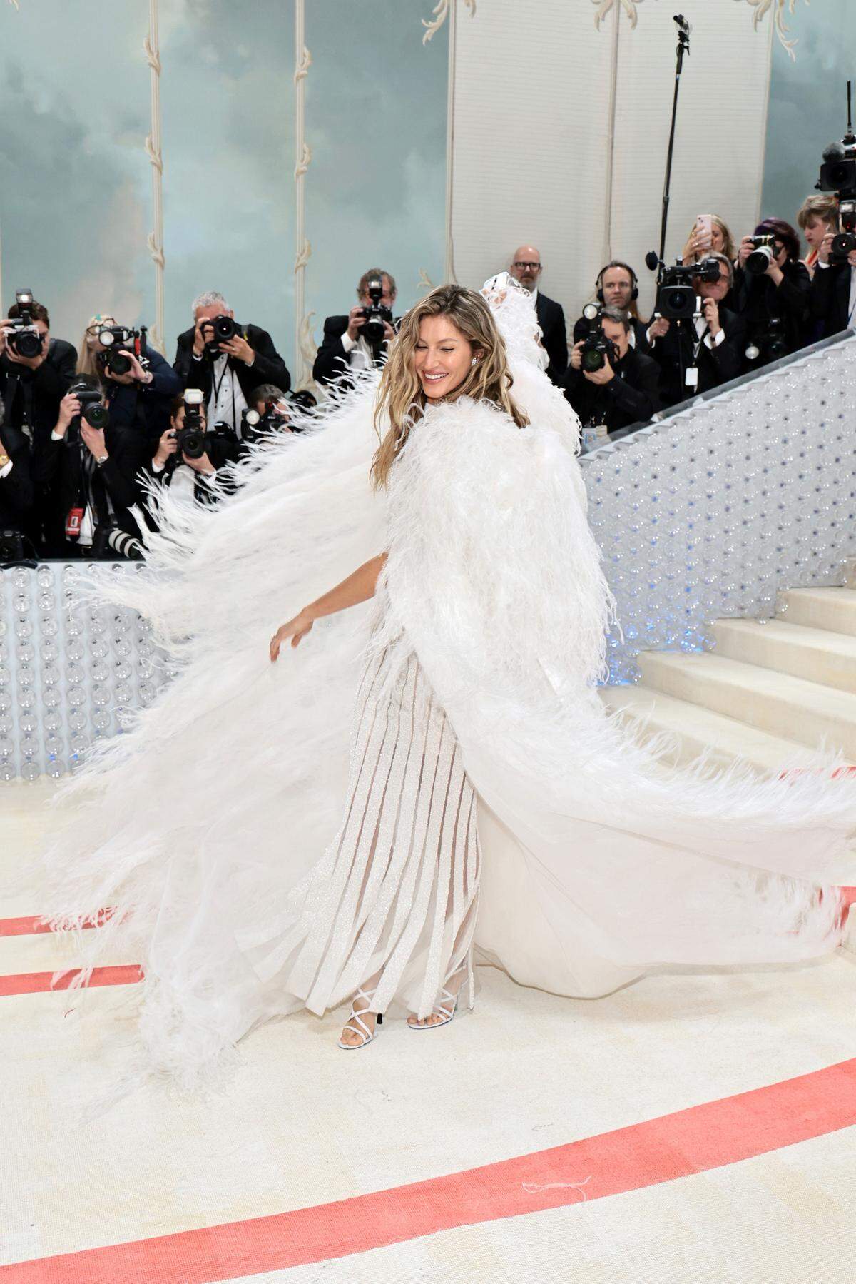 Gisele Bündchen beehrte die Gala in einem federreichen, weißen Kleid, aus der Chanel-Frühlingskollektion 2007. 