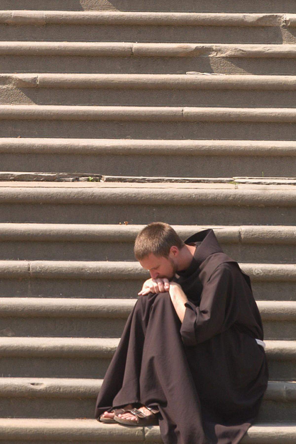 Ein anderer Mythos sieht die Schulstunde durch den Katholizismus begründet: Mönche hätten den Unterricht ihrer Schüler alle 50 Minuten unterbrochen, um zu beten.