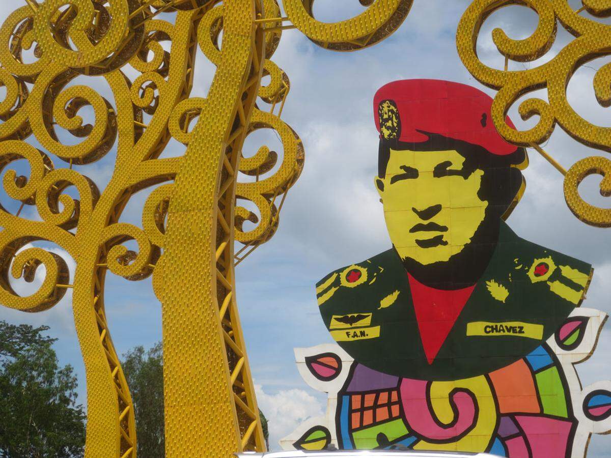 In der Prunkstraße gibt es ein Denkmal für Hugo Chavez, sozusagen den Jörg Haider Südamerikas.