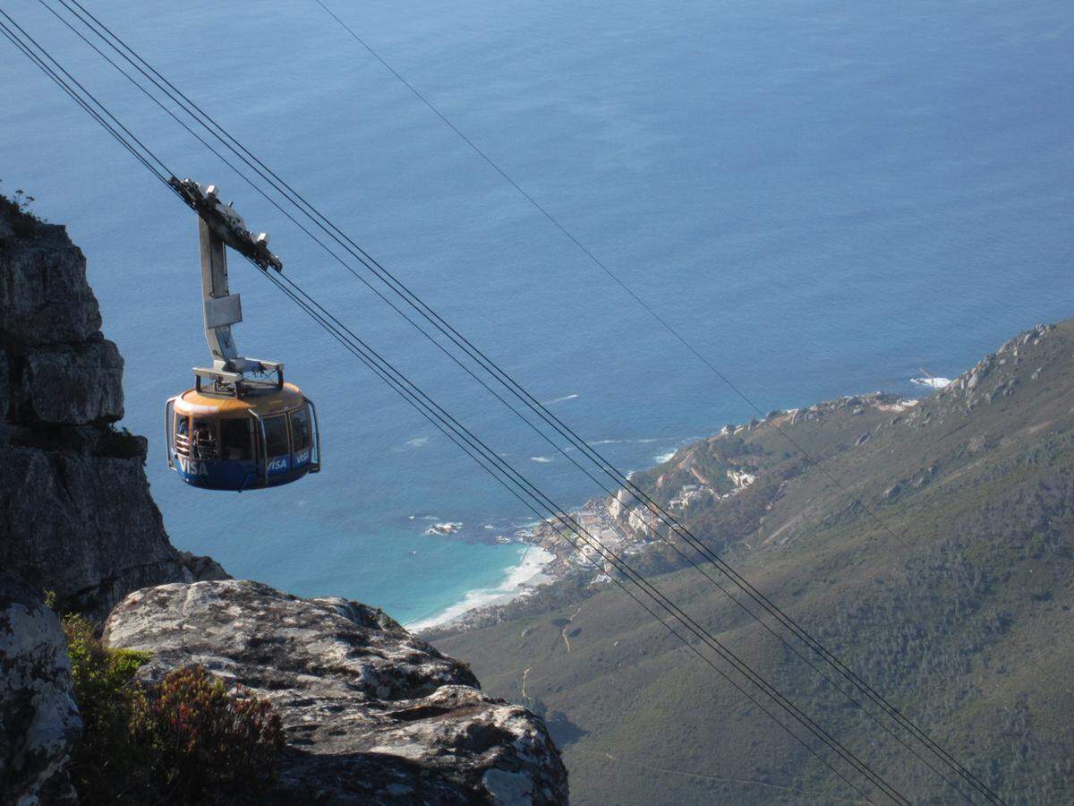 … die 360-Grad Dreh-Seilbahn (Table Mountain Cableway, seit 1926) führt bis auf 1.084 Meter auf die Fynbos-Ebenen (Feinbusch).