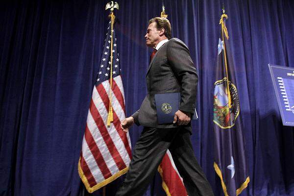 Trotz aller Kritik wurde Schwarzenegger im November 2006 wiedergewählt: Er setzte sich gegen den demokratischen Herausforder durch. Laut Gesetz wurde somit seine zweite und letzte Amtszeit eingeläutet. Am 2. November wurde sein Nachfolger, der Demokrat Jerry Brown, zum neuen Gouverneur gewählt. Arnie hinterlässt ihm ein gigantisches Finanzloch.