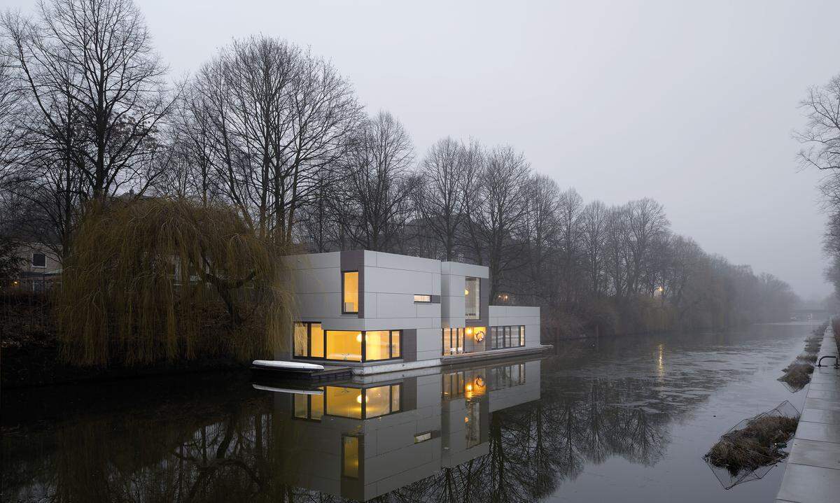 Klassischer wirkt da schon dieses Hausboot am Eilbekkanal in Hamburg: Auf einem Betonponton hält es sich über Wasser Geplant wurde es von dem Hamburger Büro DFZ Architekten.(© Hagen Stier, Hamburg)