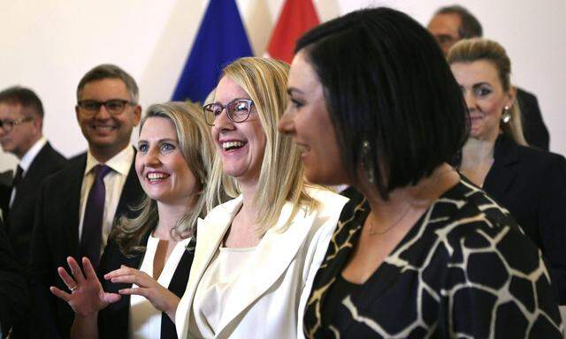 Frauen haben erstmals die Mehrheit in der Regierung: Hier Susanne Raab, Margarete Schramböck und Elisabeth Köstinger bei der Angelobung. 