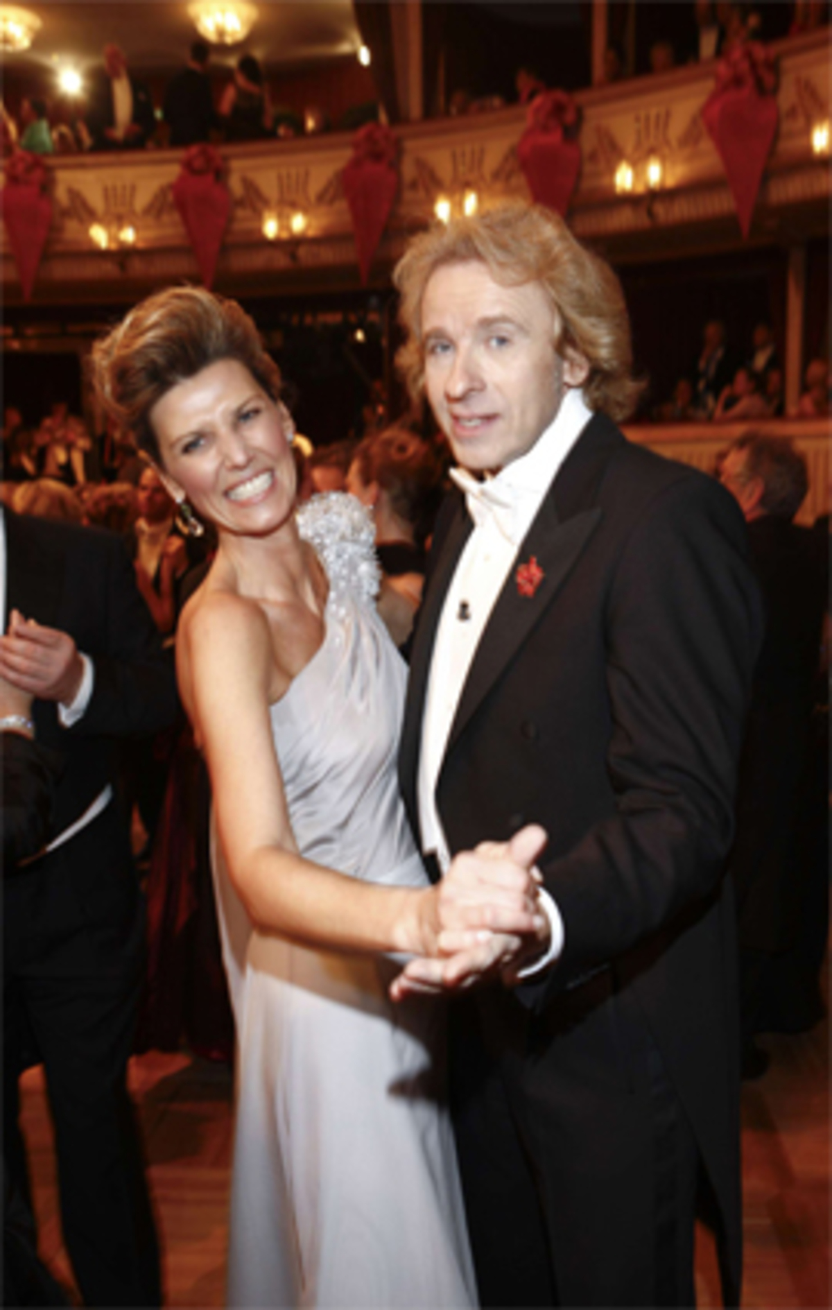 Moderator Thomas Gottschalk wagte ein Tänzchen mit Opernball-Chefin Desiree Treichl-Stürgkh.