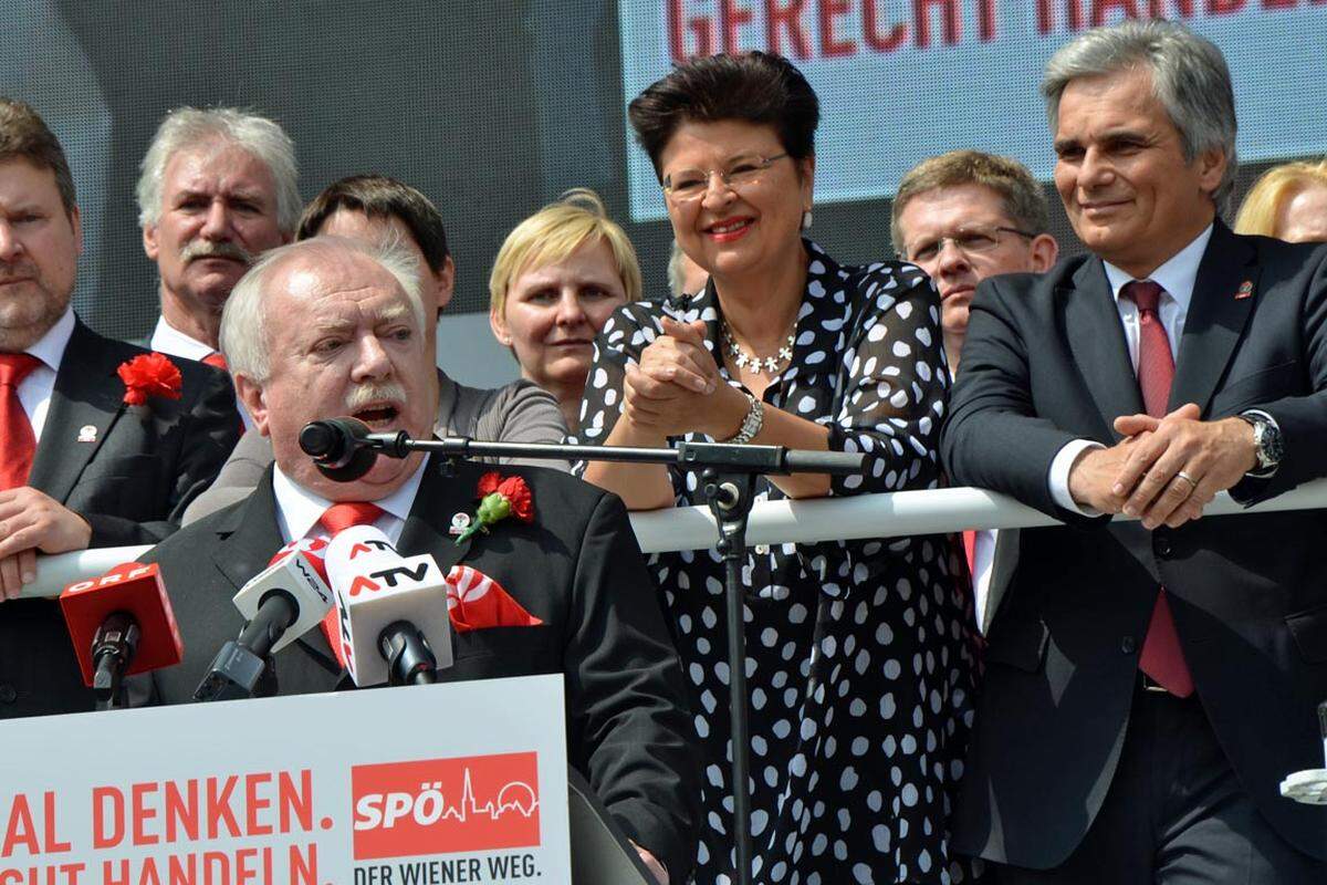 ... während der echte Wiener SPÖ-Chef auf der Bühne vor dem Rathausplatz Wahlkampftöne anschlägt: "Am letzten Sonntag im September haben die Österreicher zu entscheiden: Wollen wir eine soziale, gerechte Gesellschaft mit Solidarität und Chancengerechtigkeit oder wollen wir eine Gesellschaft, die von außen diktiert wird - von den internationalen Finanzmärkten oder von neoliberalen Kräften in Europa und in Österreich?"