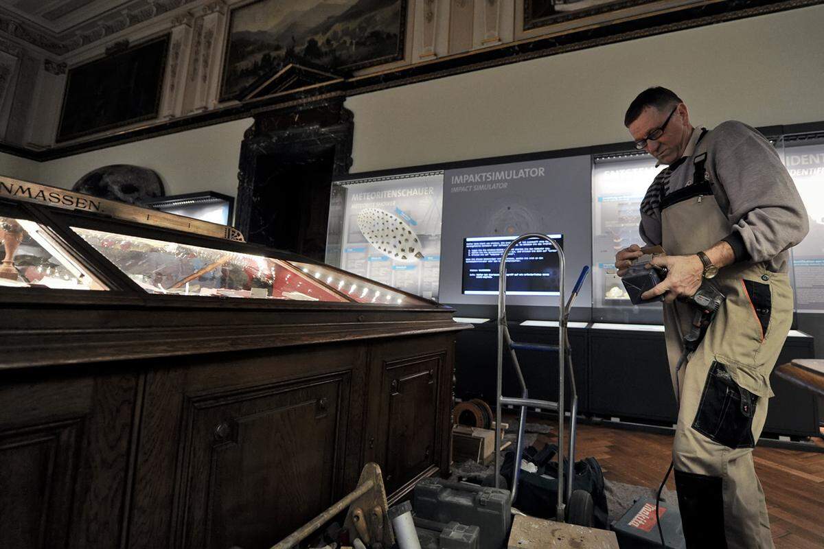 Die "Außerirdischen" bekommen eine neue Heimat im Naturhistorischen Museum (NHM) Wien mit dem Meteoritensaal. Die Eröffnung findet am Mittwoch statt. Eine Woche davor wurde dort noch mit Hochdruck gebohrt, gesägt, beschriftet und zurechtgerückt.