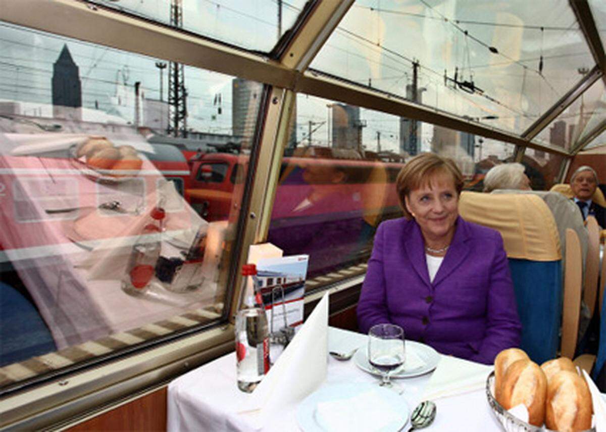 Merkel verlegte ihre Wahlkampftour für einen Tag in den Zug "Rheingold Express". Am 60. Jahrestag des Amtsantritts Konrad Adenauers fuhr sie mit mehreren Zwischenhalten von Bonn nach Berlin. Sollte das ein Zeichen an die Wähler sein, dass sie ihren Dienstwagen auch stehen lassen kann?