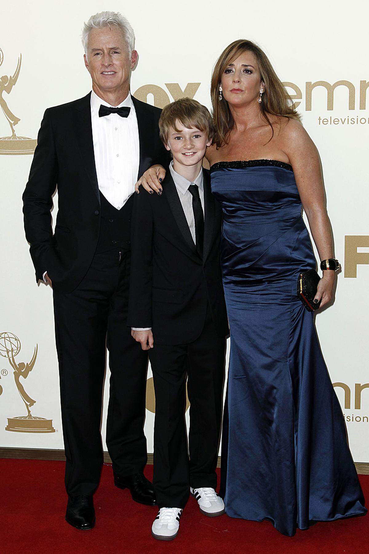 "Mad Men"-Darsteller John Slattery feierte den neuerlichen Preis für die TV-Serie mit Sohn Harry und Ehefrau und Clooney-Ex Talia Balsam.