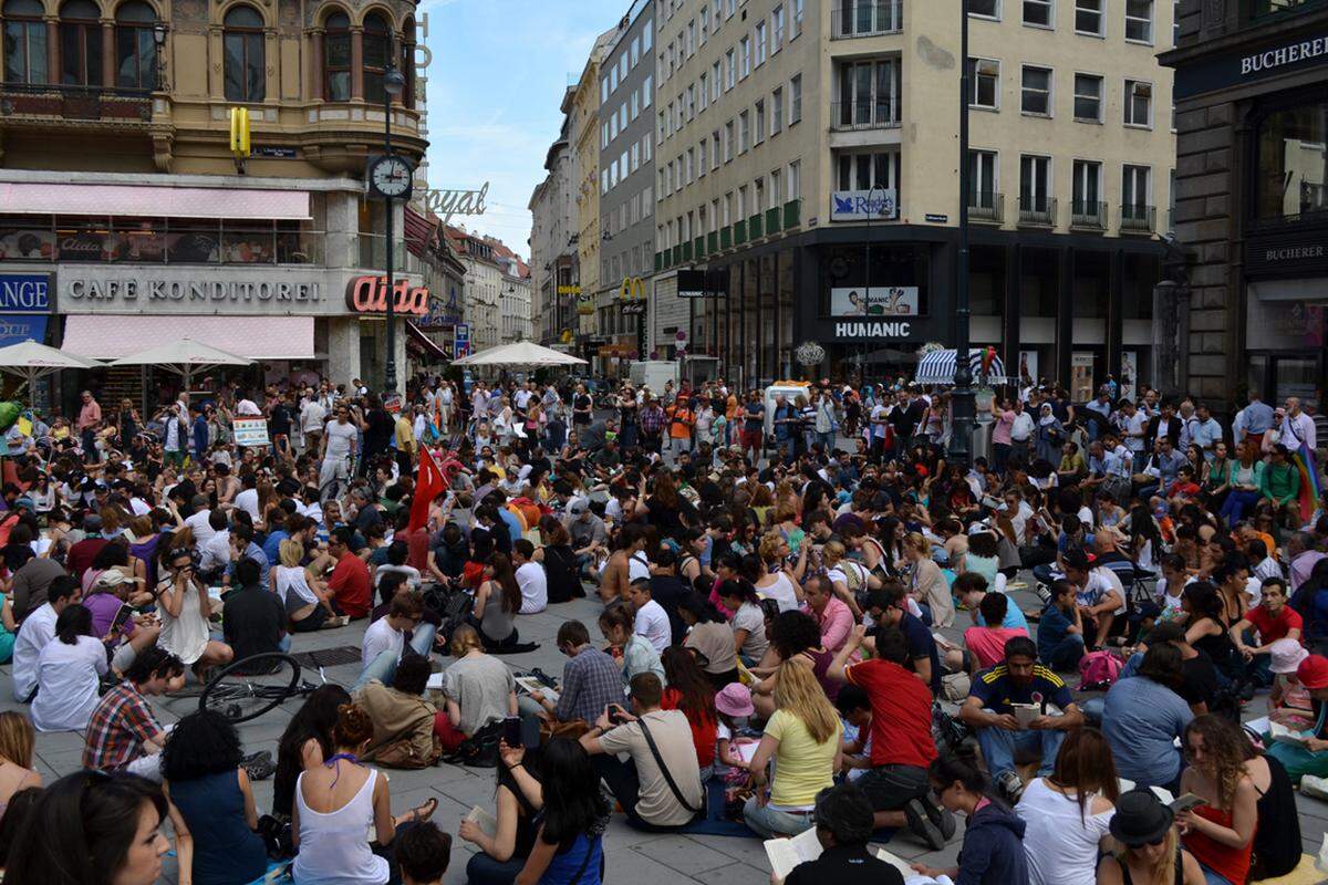 Unter dem Titel "Resistanbul" und mit Schlagwörtern wie "Genug" bekundeten die Demonstranten ihre Solidarität mit dem Aufstand in der Türkei, der sich an der geplanten Bebauung des Gezi-Parks in der Millionen-Metropole Istanbul entzündet hatte, sich aber mittlerweile gegen die Regierung richtet.