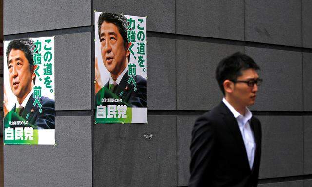 Viele Japaner sind mit der Politik von Premierminister Abe unzufrieden. 