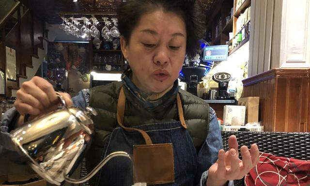 Li Hong Jun in ihrem Kaffeehaus in Wuhan. 