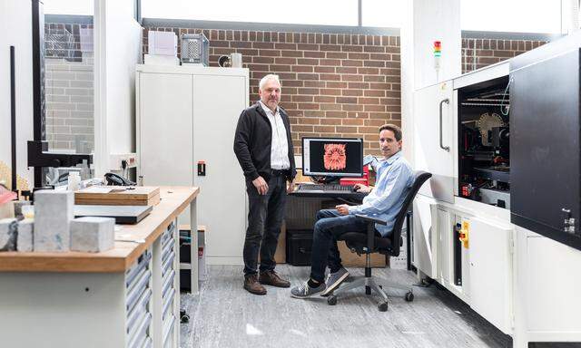 Roman Lackner (links) leitet das NanoLab, in dem verschiedenste Materialien auf ihre Eigenschaften untersucht werden.