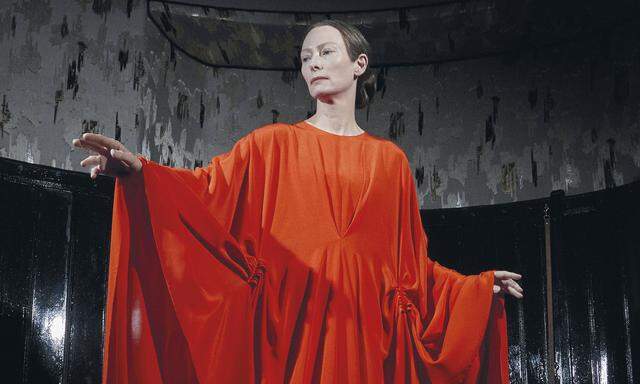 Tilda Swinton als Madame in einer hexenhaften Frauen-WG.