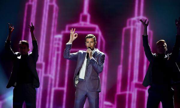 Robin Bengtsson mit "I Can’t Go On" Da wurde in Schweden wieder einmal perfekte Songcontest-Ware produziert: Gute Beats, solider Schweden-Pop mit 80er-Jahre-Sound und einem Sänger mit Modeverkäufer-Optik. Achtung, Laufband-Choreo! Robin Bengtsson mit "I Can’t Go On" auf YouTube 