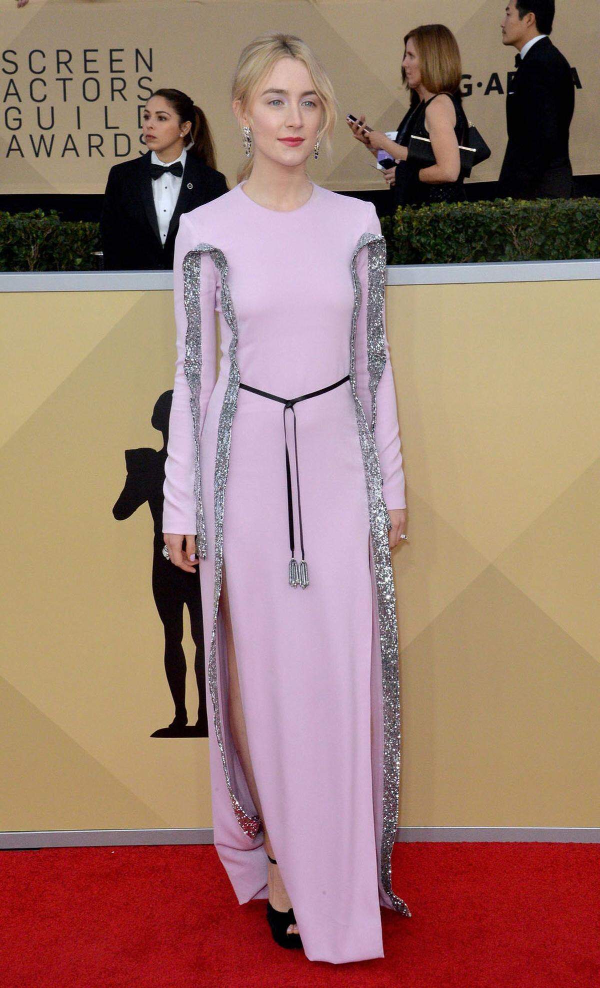 Pinke Akzente und Glitzer wählten viele der Stars. Saoirse Ronan in einer Spezialanfertigung von Louis Vuitton gleich beides.