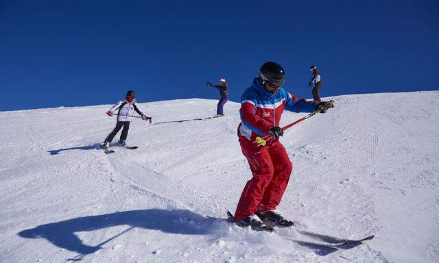 Beschwingt geht es den Berg hinab und sollte auch der Charakter zukünftiger Ski- oder Snowboardlehrer sein.
