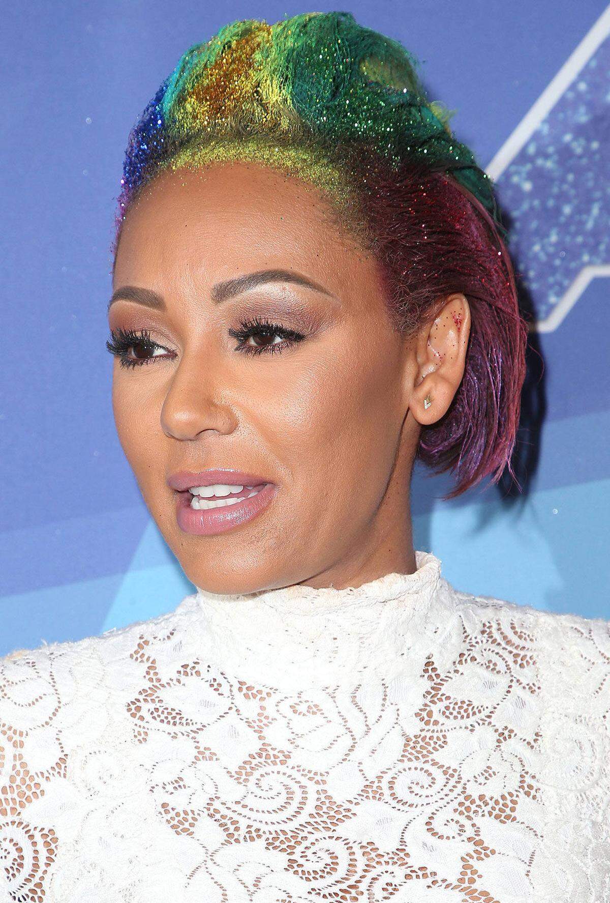 Ex-Spice-Girl Melanie Brown hat für ihre neue Frisur ganz (zu) tief in den Farbtopf gegriffen. Das Ergebnis ist ein verklebter Regenbogen.