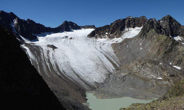 Der Bachfallenferner (Stubaier Alpen) von Norden – aufgenommen am 17. Juli 2017. Das Bild zeigt beispielhaft die schon früh im Jahr starke Ausaperung.