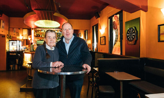 Helene Wanne und ihr Sohn André im Café-Teil der Arena-Bar. Die Jukebox funktioniert seit geschätzt 20 Jahren nicht mehr.