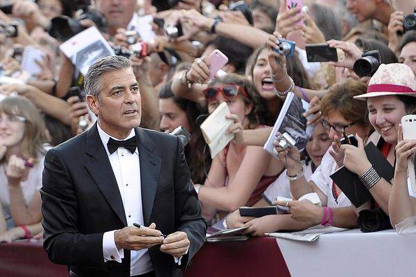 Auch die zahlreichen Schauslustigen hinter dem roten Teppich waren begeistert. Einmal Clooney aus nächster Nähe zu bewundern oder ...