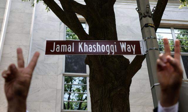 Aktivisten feiern die Einweihung der Jamal-Khashoggi-Straße vor der saudischen Botschaft in den USA. 