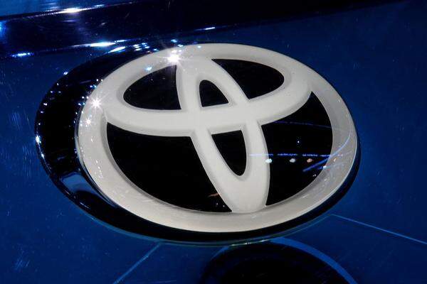 Das Logo vom japanischen Autoriesen Toyota ist ein symbolisiertes T aus drei Ellipsen, die Kundenzufriedenheit, Innovation sowie Vollständigkeit und Qualität symbolisieren sollen.