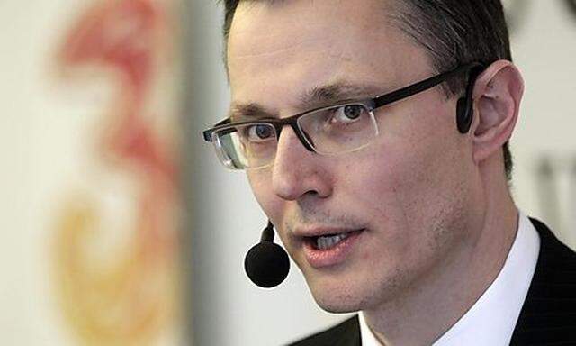 Hutchison 3G Austria CEO Trionow briefs the media in Vienna